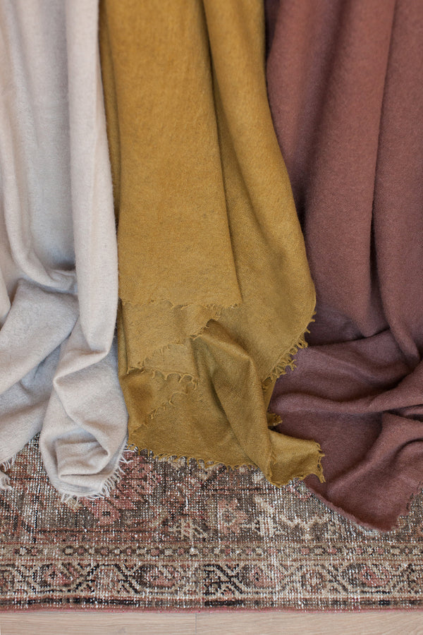Fringed cashmere throw in Blush
