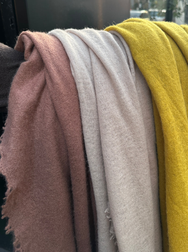 Fringed cashmere throw in Blush